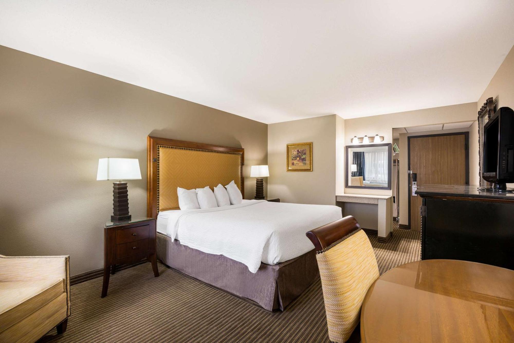 Hotel Revel Minot Exterior foto